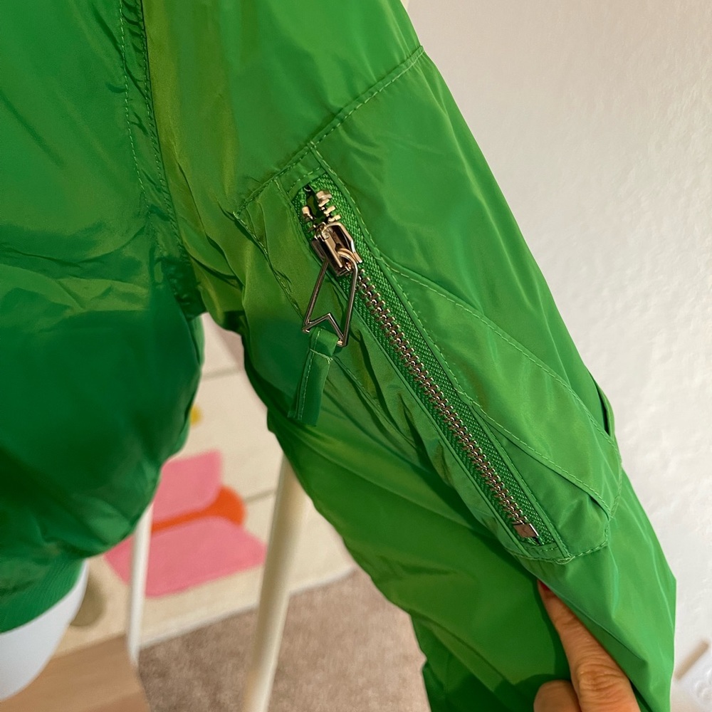 BV Pre Fall 2021 green puffy jacket Small NWT - Picture 9 of 10